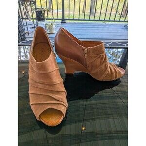 Naya GENESIS Wedge Womens 8.5 Tan Suede Leather PeepToe Bootie Zip Bamboo Heels